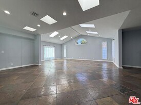 15962 Gault St in Los Angeles, CA - Building Photo