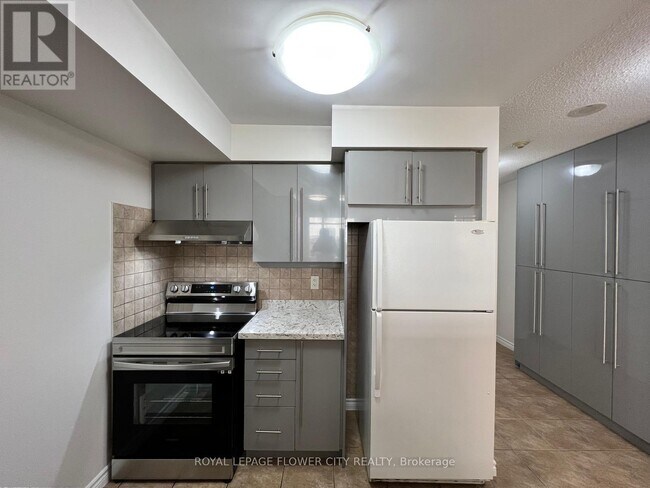 710-710 Humberwood Blvd in Toronto, ON - Building Photo - Building Photo