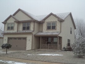 561 Yosemite Ave in Hartford, WI - Building Photo