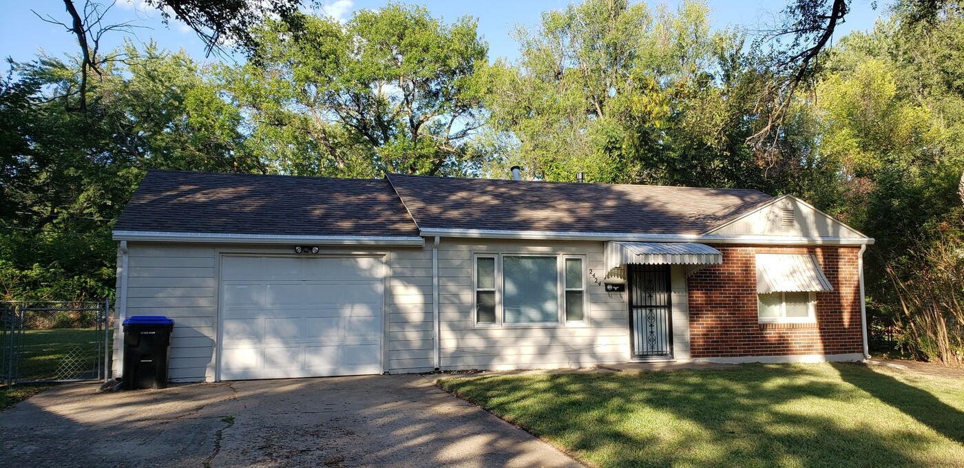 2424 SW Hillcrest Rd in Topeka, KS - Building Photo