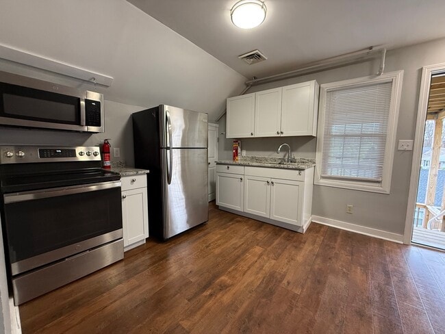 64 Wooster St, Unit #3 in Bethel, CT - Foto de edificio - Building Photo