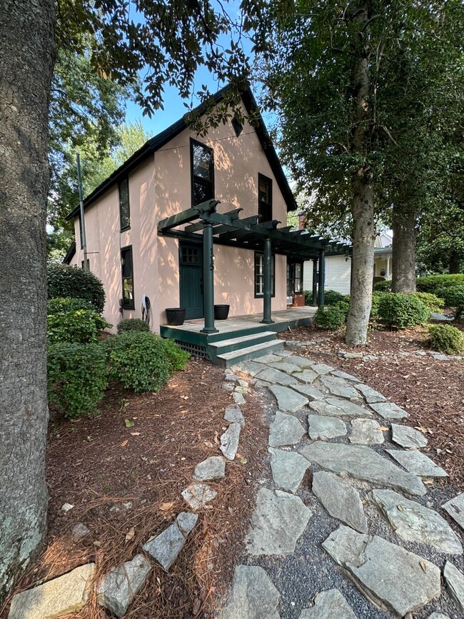 115 E Vermont Ave in Southern Pines, NC - Building Photo - Building Photo