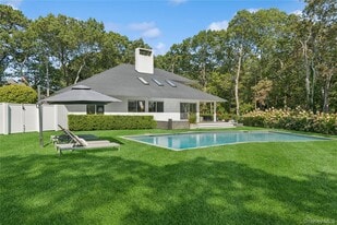 10 Lakewood Ln in Quogue, NY - Building Photo