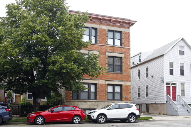 1228 W Diversey Parkway in Chicago, IL - Building Photo - Building Photo