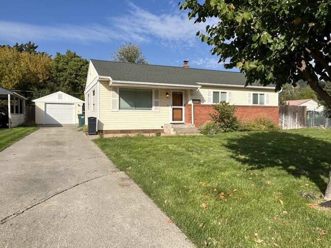 1311 E Maple Ave in Coeur d'Alene, ID - Building Photo - Building Photo