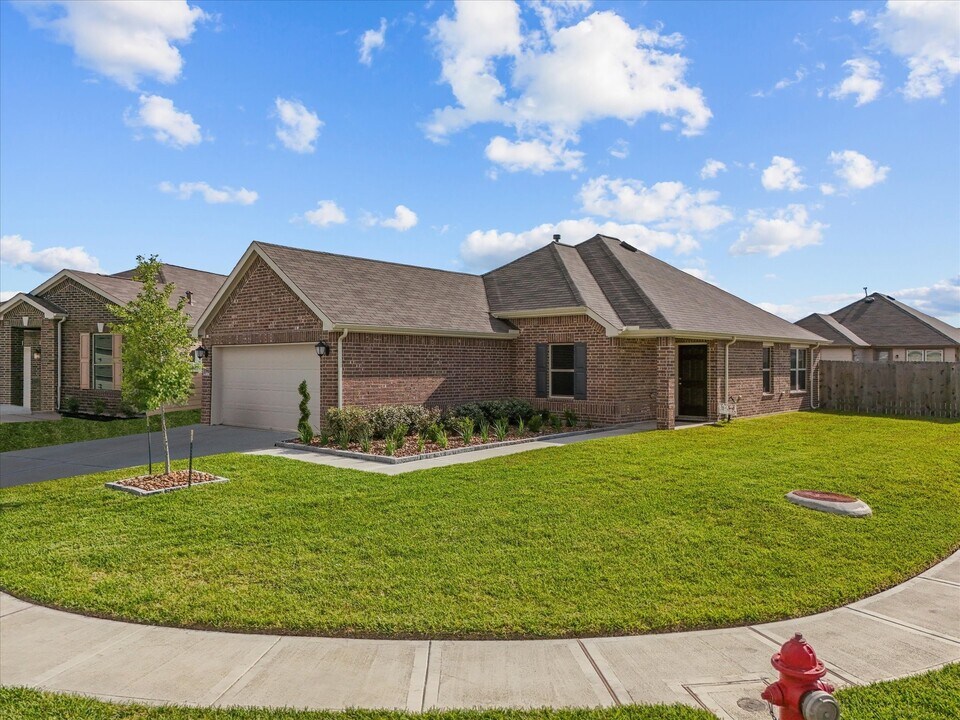 713 Allana Ln in Alvin, TX - Building Photo