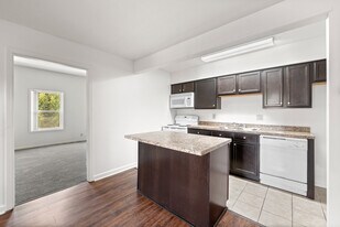 Foxtail Glen on White Pond in Akron, OH - Building Photo