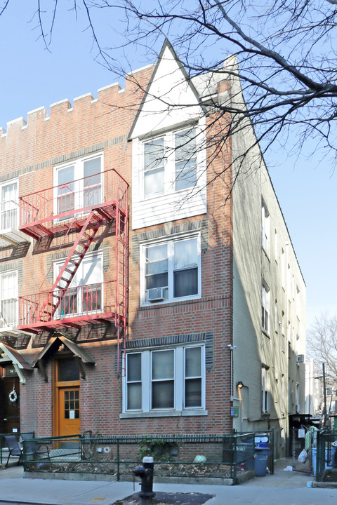 24-32 27th St in Astoria, NY - Building Photo