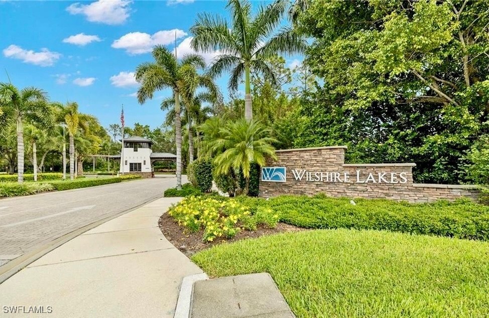 6285 Wilshire Pines Cir in Naples, FL - Building Photo