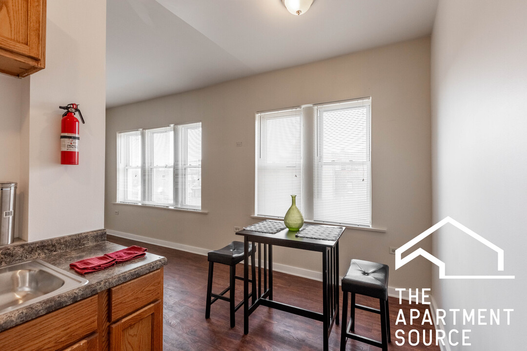 3156 W Warren Blvd, Unit 308 in Chicago, IL - Building Photo