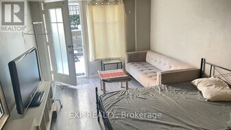 38 Western Battery Rd in Toronto, ON - Building Photo