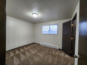 Fir Knoll Court Apartments in Salem, OR - Building Photo - Interior Photo