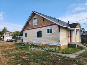 534 W 5th St in Port Angeles, WA - Building Photo - Building Photo
