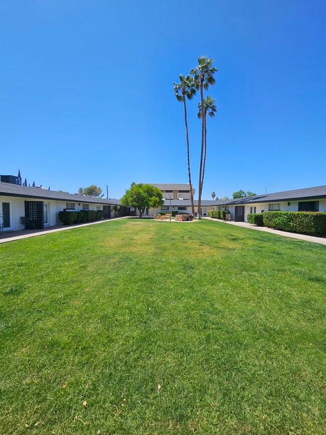Town & Country Apartments in Mesa, AZ - Building Photo - Building Photo