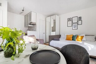 39-39 55th St in Queens, NY - Building Photo