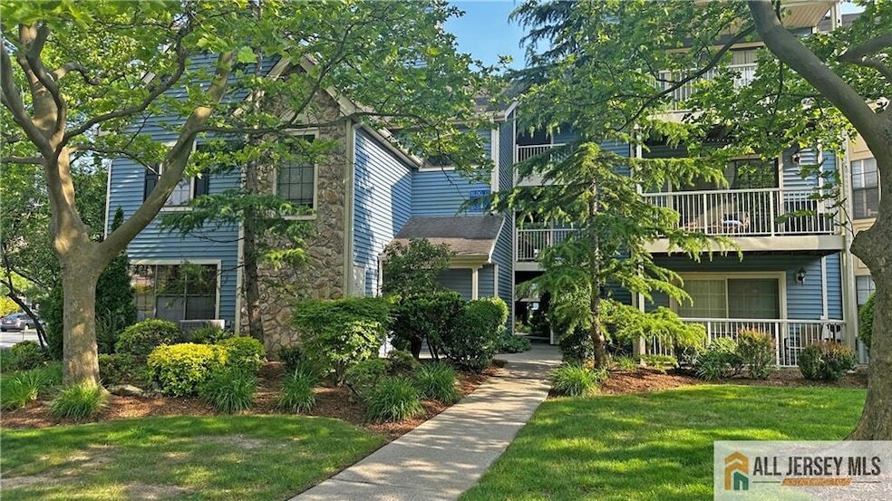 258 Crosspointe Dr in East Brunswick, NJ - Building Photo