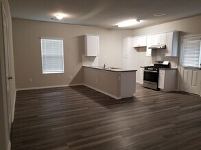 7930 Oak Mdws Bnd in San Antonio, TX - Foto de edificio - Building Photo