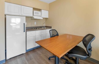 Furnished Studio - Anchorage in Anchorage, AK - Foto de edificio - Building Photo