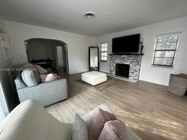 2049 SW 60th Ct in Miami, FL - Building Photo - Building Photo