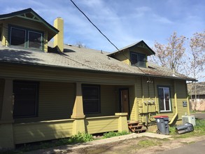 823 Taylor St in Medford, OR - Building Photo - Building Photo