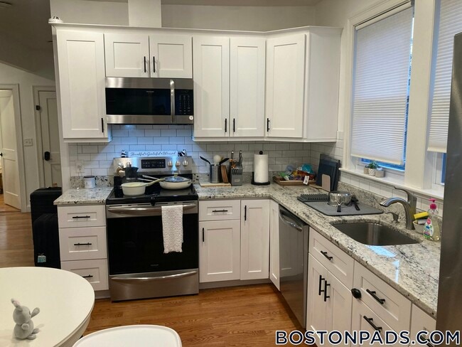 30 Taunton Ave in Boston, MA - Foto de edificio - Building Photo