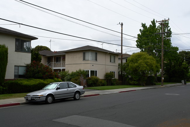 831 Roble Ave in Menlo Park, CA - Foto de edificio - Building Photo