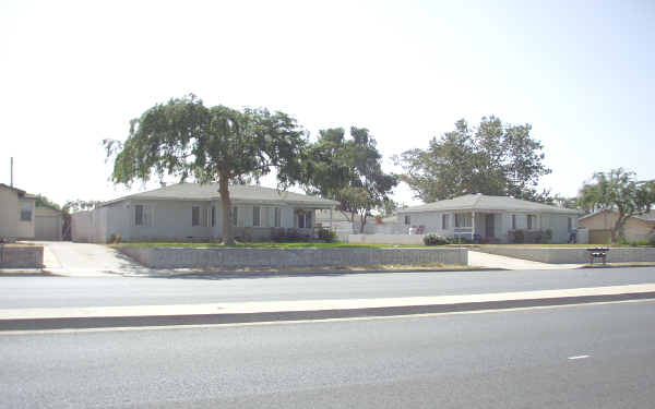 10812-10822 Carmenita Rd in Whittier, CA - Building Photo