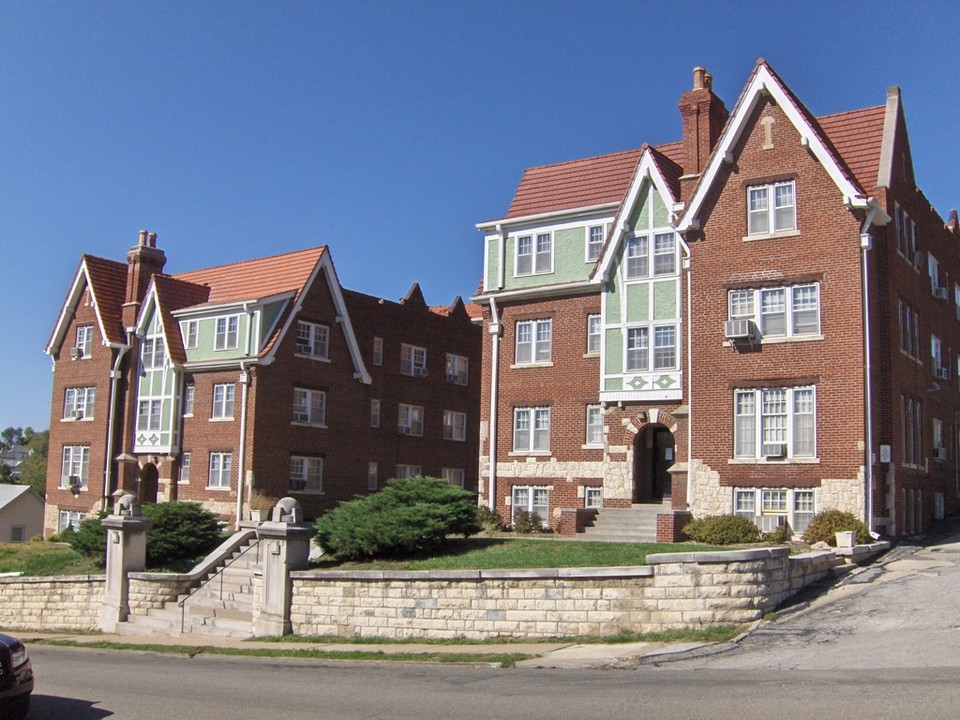 Plaza Apartments in St. Joseph, MO - Building Photo