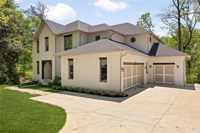 1068 Moores Mill Rd NW in Atlanta, GA - Building Photo - Building Photo