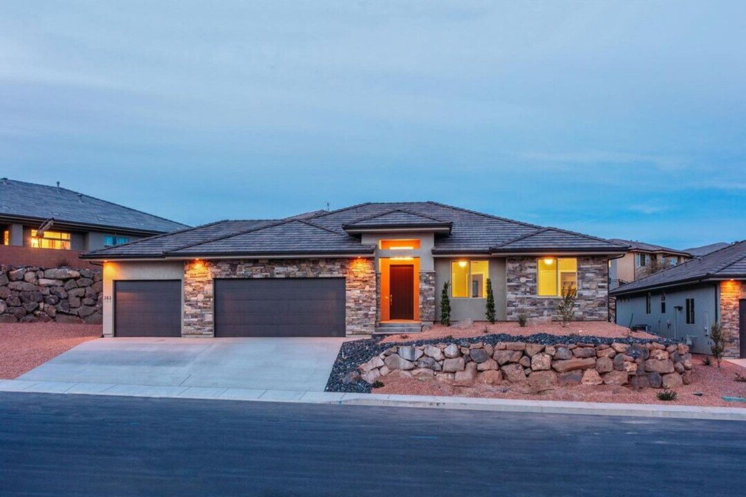 383 S Leoni Way in Washington, UT - Building Photo