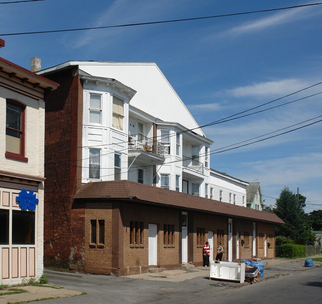 1017 Bleecker St in Utica, NY - Foto de edificio - Building Photo