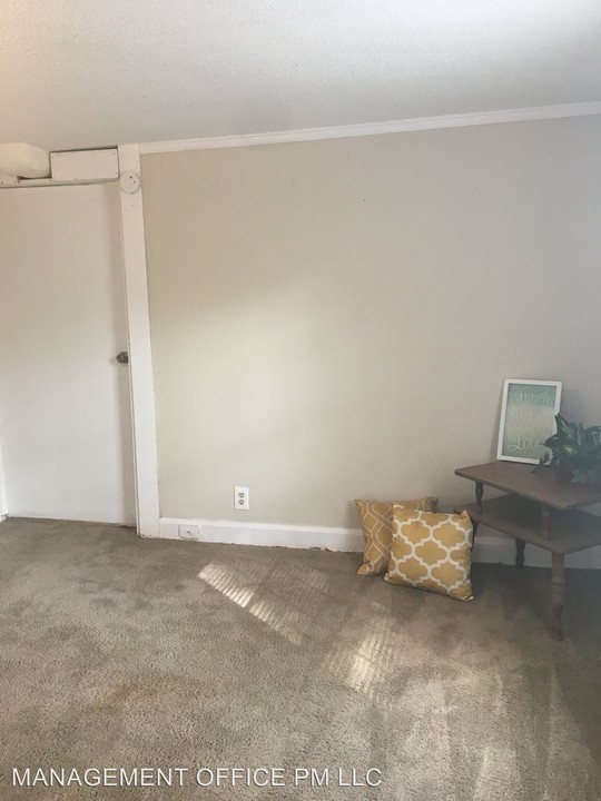 306 S Holland St in Dallas, NC - Building Photo