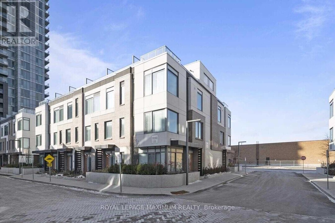 1030-1030 Portage Pkwy in Vaughan, ON - Building Photo