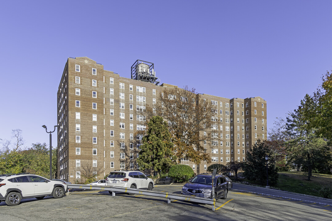 Knolls Crescent in Bronx, NY - Building Photo