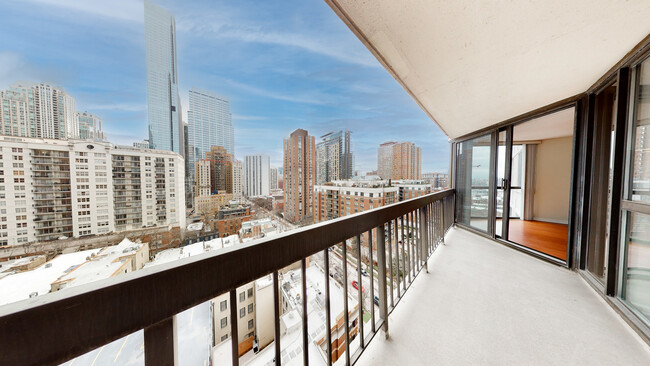 33 W Delaware Pl in Chicago, IL - Building Photo - Building Photo