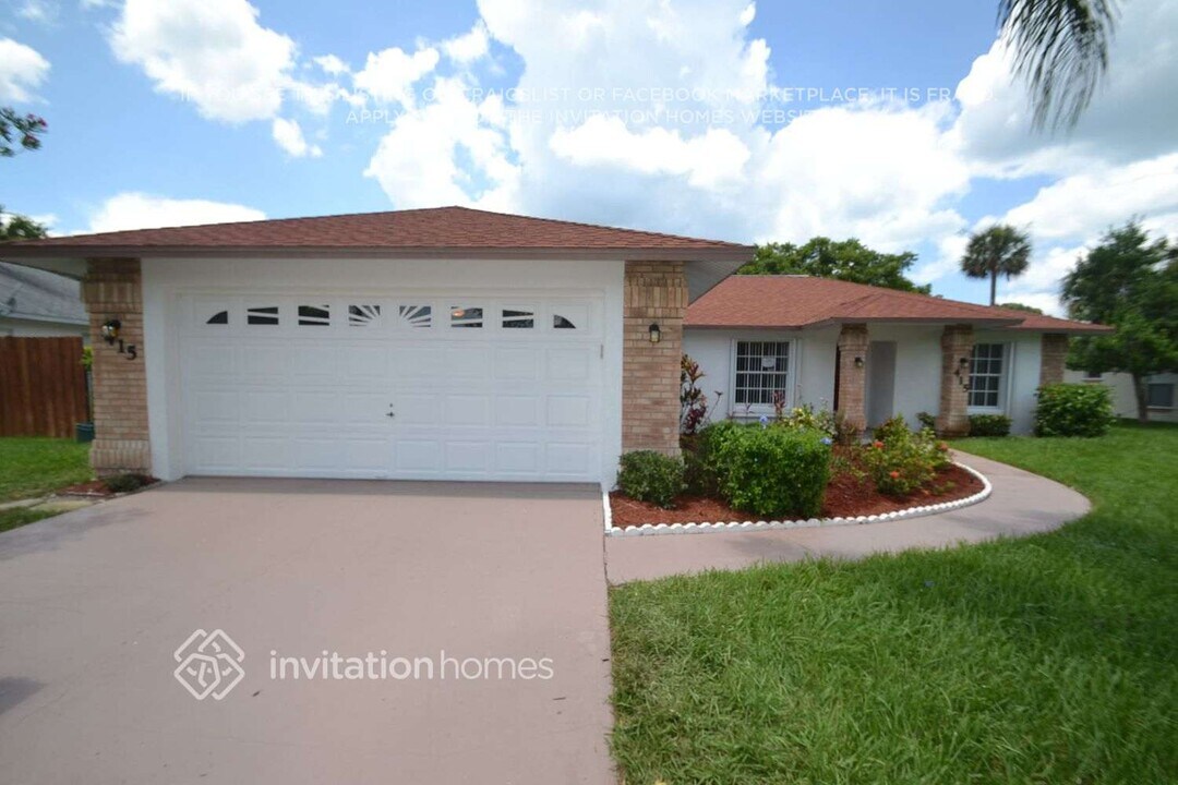 415 Sandpiper Ct in Edgewater, FL - Building Photo