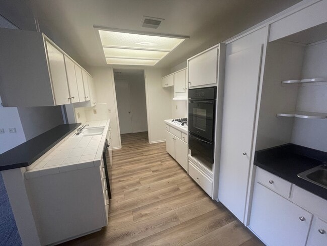 1840 Fairburn Ave, Unit #310 in Los Angeles, CA - Foto de edificio - Building Photo