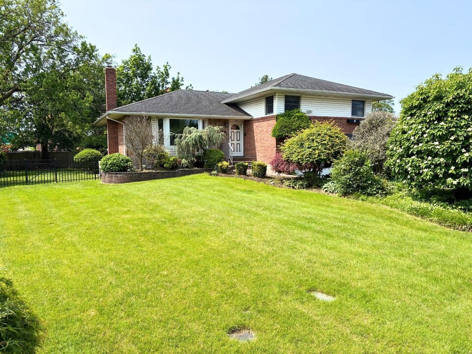 310 S Oyster Bay Rd in Syosset, NY - Building Photo