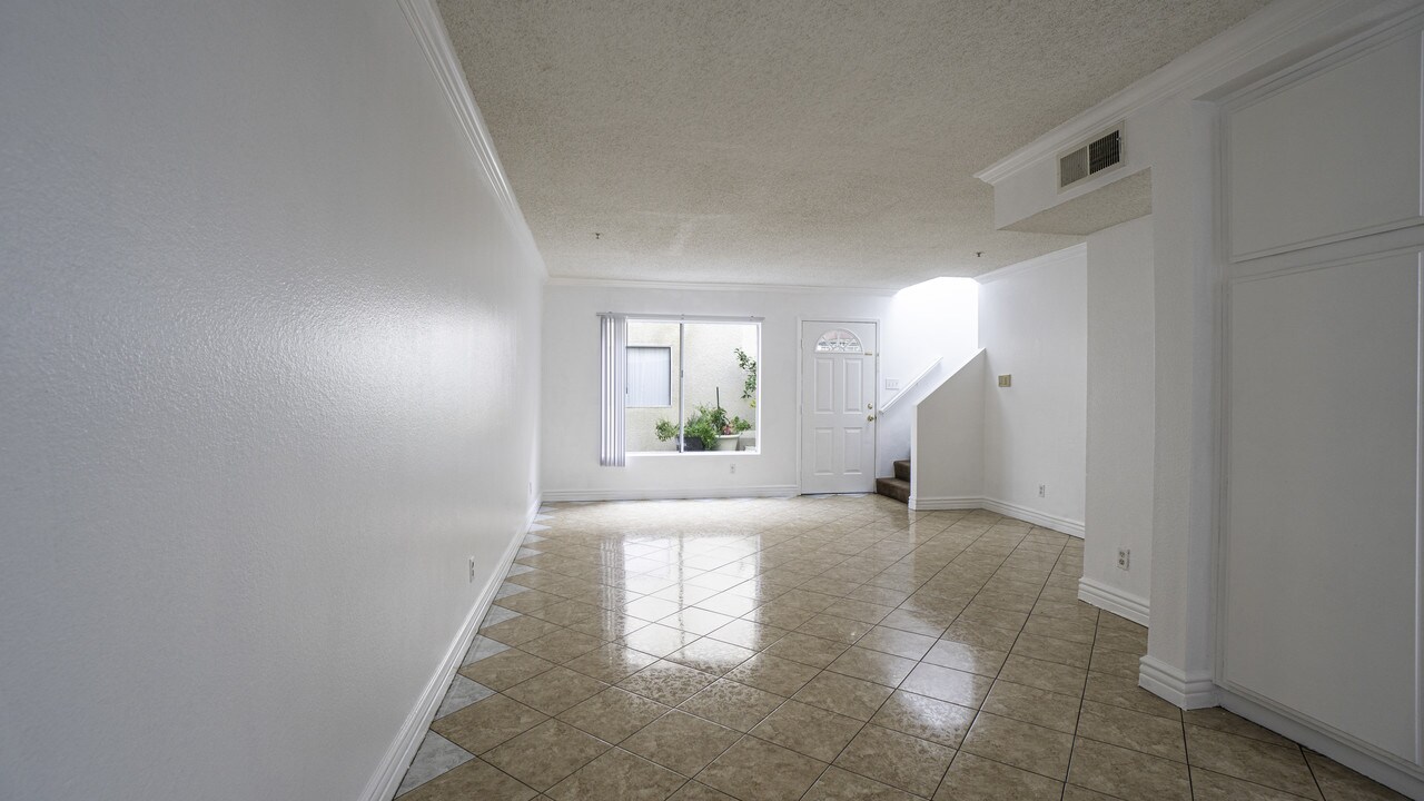 8800 Burnet Ave in Los Angeles, CA - Building Photo