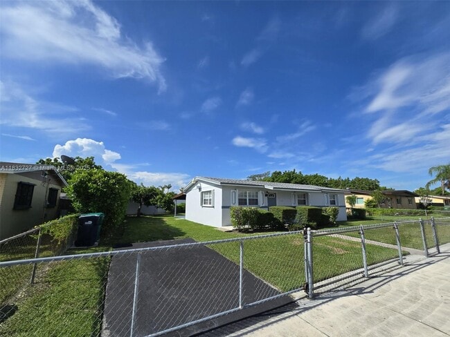 11510 SW 181st Terrace in Miami, FL - Foto de edificio - Building Photo