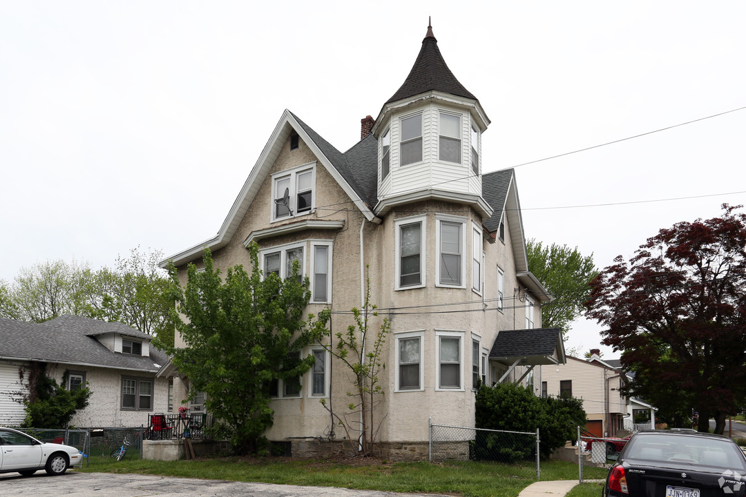 401 Harrison Ave in Norwood, PA - Building Photo