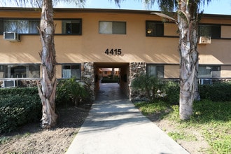 4415 Ocean View Blvd in Montrose, CA - Foto de edificio - Building Photo
