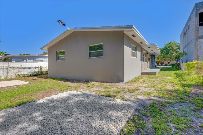 2510 NE 182nd Terrace in North Miami Beach, FL - Foto de edificio - Building Photo