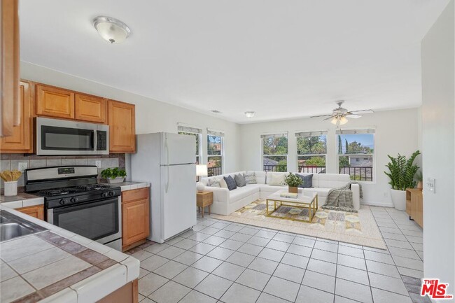 4821 Topanga Canyon Blvd in Los Angeles, CA - Building Photo - Building Photo