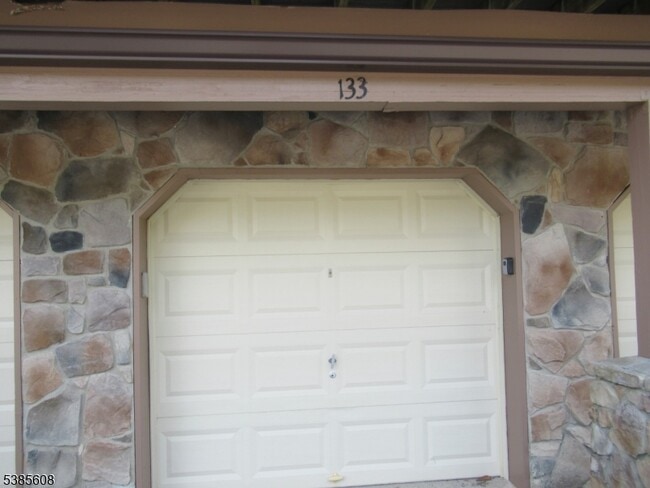 133 Woods Edge Dr in Roxbury Township, NJ - Foto de edificio - Building Photo