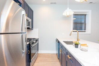 2020 W Montrose Ave, Unit 2020-3D in Chicago, IL - Building Photo - Building Photo