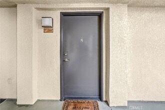 5535 Canoga Ave, Unit 204 in Los Angeles, CA - Building Photo - Building Photo