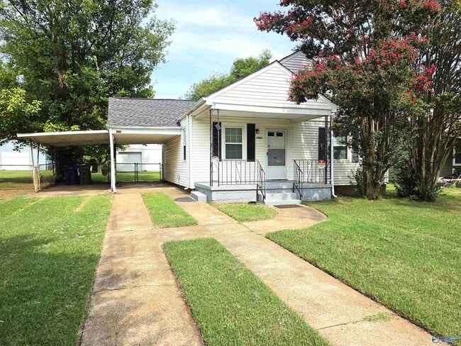 property at 2007 Vanderbilt Cir SW