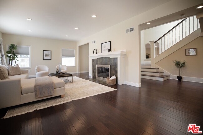907 Westchester Pl in Los Angeles, CA - Building Photo - Building Photo
