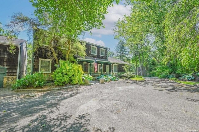 property at 9 Lone Hill Pl
